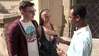 الغش على BF لها مع تعليق أسود
