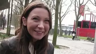 امرأة سمراء الساخنة الهواة تمتص في الهواء الطلق