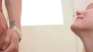 صرخ الديك أمام وجه كلو بروك