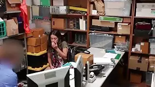 امرأة سمراء shoplifter شين بلير يحصل على الفم شغل