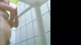 اشتعلت ابنة أخي على كاميرا تجسس الحمام