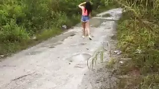 في سن المراهقة hitchhiker بريتاني أجبرت على الجنيه في الهواء الطلق