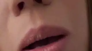 امرأة سمراء فاتنة Alyssa Reece يسجل نفسها استمناء بالنسبة لك