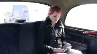 يظهر الثدي الصغيرة حبيبتي قبالة الحمار وجوفاء في المقعد الخلفي
