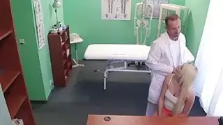 طبيب يلمس شقراء قبل الملاعين لها في مستشفى مزيف