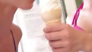 اثنين من المراهقين أجبر على الإمتصاص لونغ Schlong في نزل