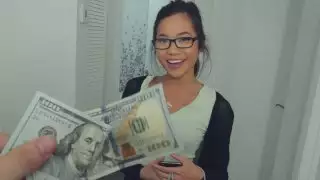 المال يجعل Nerdy Girl Smile & Gobble!