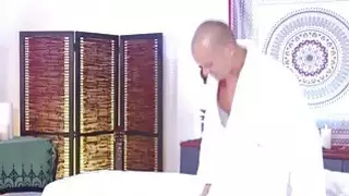 شقراء Masseuse أوليفيا تمتص والملاعين