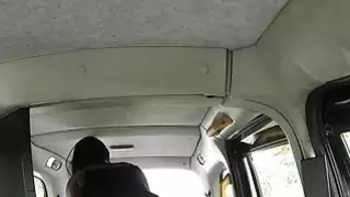 خبطت الرقص الأبنوس في سيارة أجرة وهمية