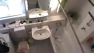 اشتعلت ابنة أخي على كاميرا تجسس في الحمام