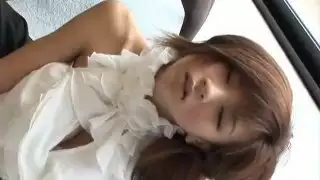تتمتع Aki Hoshino بيوم مشمس على الشاطئ في بيكينيها الأخضر