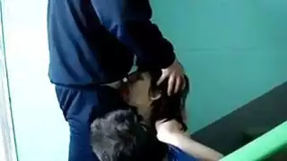عاهرة مص الديك على الدرج