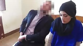 فتاة عربية لطيفة تتمتع الديك على السرير
