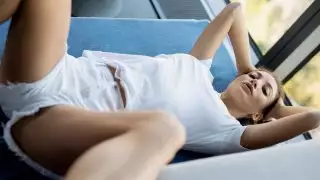 عارضة أزياء تخطف الأنفاس تجرد ملابسها البيضاء وتشكلها