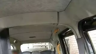 جرجر كبير يمارس الجنس من قبل السائق قبالة أجرة لها