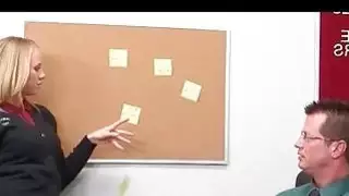 شقراء في سن المراهقة تمتص المعلمين الديك