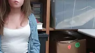 القبض على المراهق المشاغب بروك Bliss في متجر الرفع حتى يعاقب من قبل ضجيجا كس