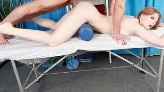 شقراء الساخنة تمتص ديك مدلك ويحصل على كس مارس الجنس