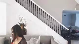حار امرأة سمراء فرنك غيني مارس الجنس في pov فيديو