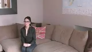 سمراء بريطانية مفلس الحلق العميق الصب