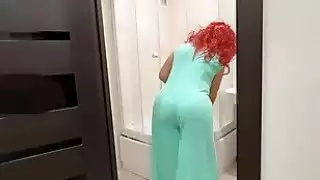 رأت أمي أنها كانت تُراقب وتخلع ملابسها عندما أرادت ممارسة الجنس الشرجي