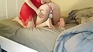 المشاغب جاي يلعب مع الأم في السرير.
