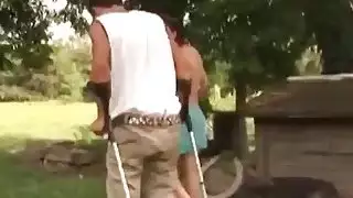 رجل معاق يحصل على الحظ مع ممرضة وملاعين لها في الهواء الطلق