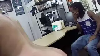 خدع الزوجين اليائسين من الحصول على GF مارس الجنس للحصول على بعض النقود أمام عشيقته