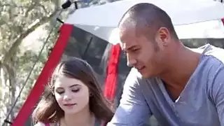 شابة جميلة جدا مص الديك في الهواء الطلق