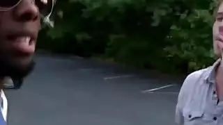 رجل أبيض مقرف يحصل على الحمار هز بواسطة عشيق أسود