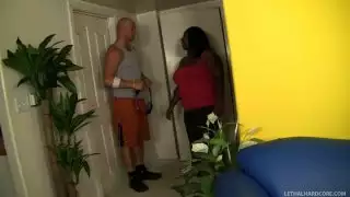 كريستيان XXX يحصل على اللسان شجاع المقدمة من السمنة دافني دانيلز