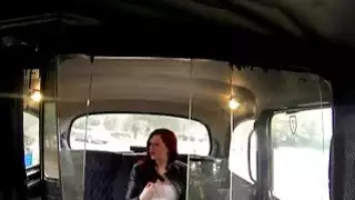 سائق سيارة أجرة cums في أحمر الشعر مفلس