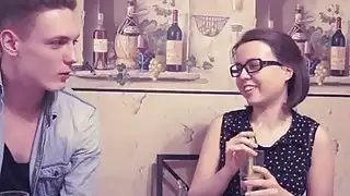 الطالب الذي يذاكر كثيرا منغمس في عمل مثير