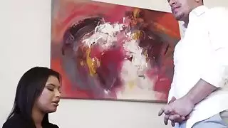 مارتيني الانحناءات يحصل على الهرة ما يقرب من شغل على الأريكة