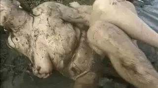 تمت تغطية كل الأم الأزيز ديان بالطين عند طعنها بأسلوب راعية البقر العكسي