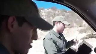 أحمر الشعر نحيف مدرسة فتاة munching كبير كوك في الهواء الطلق