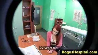 Cocksucking أحمر الشعر مارس الجنس خلال زيارة الأطباء