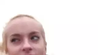 خبطت العضو التناسلي النسوي التشيكية في السيارة