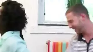 فاتنة سوداء الساخنة لديها الحمار الأفريقي الكبير الذي يجعل الرجال بالجنون