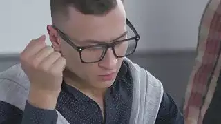 ينضم Nerdy Charlie إلى Tyra رائع لمكتب سريع