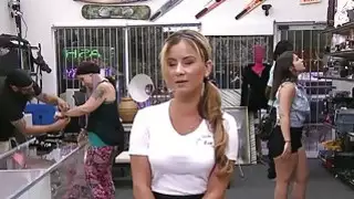 نادلة مثير وصاحبة الهرة في مرهن