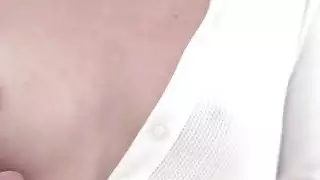 Oozzing فاتنة الساخنة ملاك صغير ينتشر الزيوت أكثر من جسدها صغير ويحصل مارس الجنس