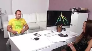 المتأنق الملاعين وكيل الإناث ويلعق قدمها
