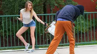 مساعدة الفتاة في محنة