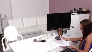 يلعق الرجل وسيم والملازم وكيل الإناث في الصب