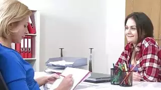 وكيل الإناث يراقب فاتنة صغيرتي يستمني