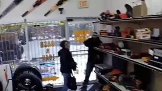 الكلبات زوجين تحاول سرقة واحدة منها يحصل قصفت