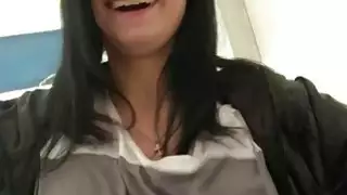 Eurobabe تومض ثديها الكبير وممزق من قبل شخص غريب