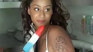 امرأة سمراء فاتنة لعق loliipop وحفر من قبل الرجل الأصلع