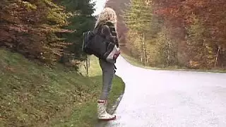 يمارس الجنس مع hitchhiker الشباب في الخشب